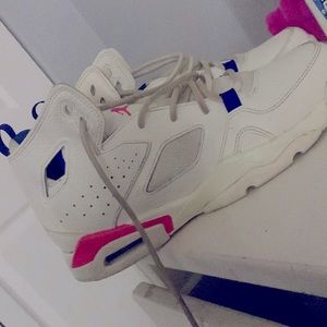 Selling Jordan’s whole pink nd blue shoes
